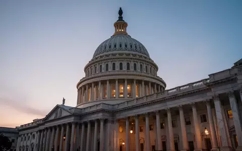 Die Kuppel des Kapitols der Vereinigten Staaten in Washington D.C. während der Dämmerung. - Foto: über boerse-global.de