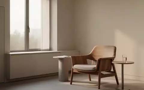Ein ruhiger, minimalistisch gestalteter Beratungsraum mit Tageslicht und einem einzelnen Stuhl, der eine Atmosphäre der Unterstützung vermittelt. - Foto: über boerse-global.de