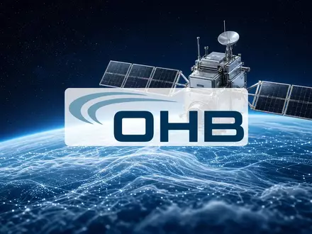 Ein moderner Satellit vor einer abstrahierten Erdatmosphäre, symbolisch für die Raumfahrtindustrie. - Foto: über boerse-global.de