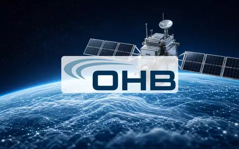 Ein moderner Satellit vor einer abstrahierten Erdatmosphäre, symbolisch für die Raumfahrtindustrie. - Foto: über boerse-global.de