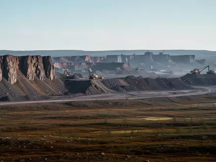 Weite, raue Bergbaulandschaft in den kanadischen Nordwest-Territorien bei klarem Tageslicht. - Foto: über boerse-global.de