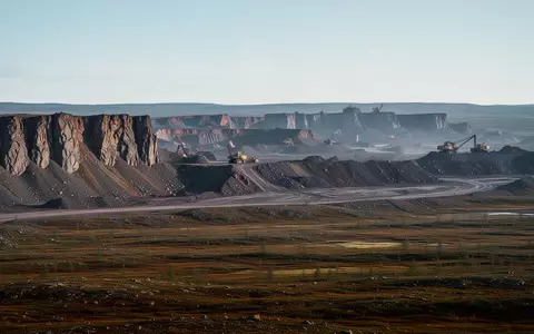 Weite, raue Bergbaulandschaft in den kanadischen Nordwest-Territorien bei klarem Tageslicht. - Foto: über boerse-global.de