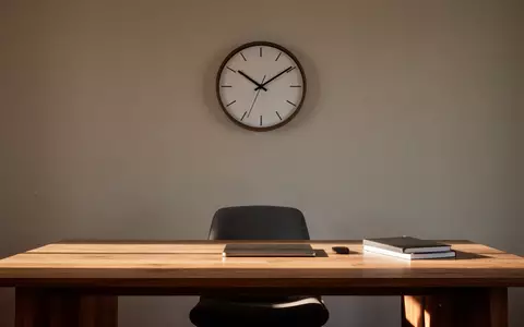 Eine schlichte Wanduhr an einer leeren Bürowand bei natürlichem Lichteinfall. - Foto: über boerse-global.de