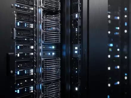 Abstrakte Nahaufnahme von leuchtenden Server-Statusanzeigen in einem dunklen Rechenzentrum. - Foto: über boerse-global.de