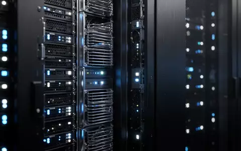 Abstrakte Nahaufnahme von leuchtenden Server-Statusanzeigen in einem dunklen Rechenzentrum. - Foto: über boerse-global.de