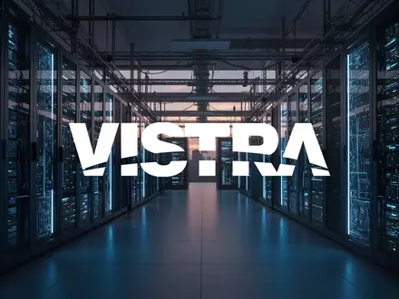 Modernes Rechenzentrum mit leuchtenden Server-Racks und industrieller Energieinfrastruktur in atmosphärischem Licht. - Foto: über boerse-global.de