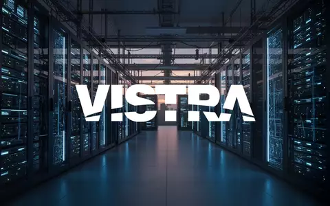 Modernes Rechenzentrum mit leuchtenden Server-Racks und industrieller Energieinfrastruktur in atmosphärischem Licht. - Foto: über boerse-global.de