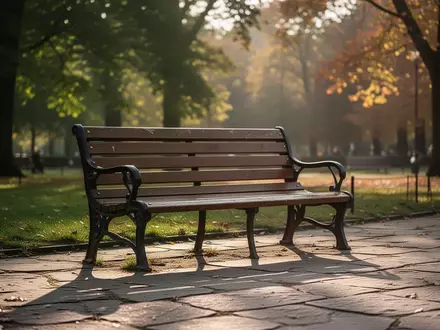 Eine leere Parkbank in einem sonnendurchfluteten Park, die Ruhe und den Wunsch nach sozialer Verbindung symbolisiert. - Foto: über boerse-global.de