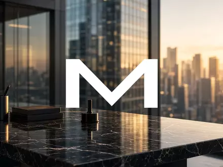 Abstraktes, professionelles Finanzbüro mit Blick auf eine Skyline bei goldenem Licht, das Stabilität und Vertrauen symbolisiert. - Foto: über boerse-global.de