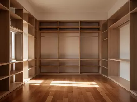 Ein minimalistischer, sonnendurchfluteter Ankleideraum mit leeren Regalen und ordentlicher Atmosphäre. - Foto: über boerse-global.de