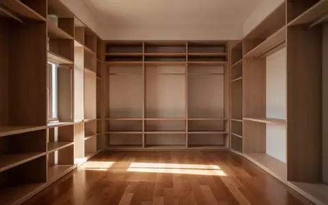 Ein minimalistischer, sonnendurchfluteter Ankleideraum mit leeren Regalen und ordentlicher Atmosphäre. - Foto: über boerse-global.de