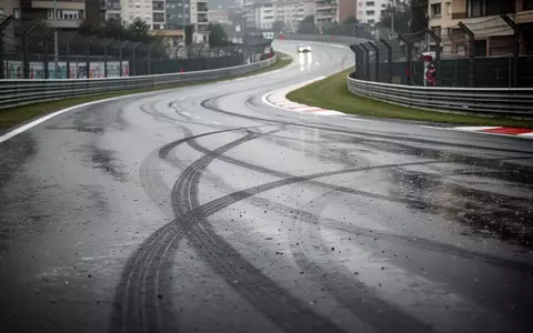 Eine nasse AsphaltstraĂe auf einem Stadtkurs mit Bremsspuren nach einem Regenschauer. - Foto: ĂŒber boerse-global.de