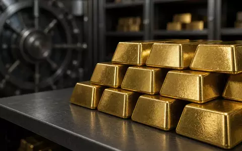 Gestapelte Goldbarren in einem Tresorraum bei gedimmter, natürlicher Beleuchtung. - Foto: über boerse-global.de