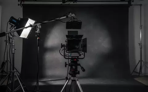 Ein professionelles Film-Licht-Setup in einem abgedunkelten Studio, das den Fokus auf Schärfentiefe und Lichtführung legt. - Foto: über boerse-global.de