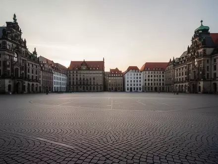 Leerer, weitläufiger Stadtplatz vor historischer Kulisse in einer deutschen Großstadt am frühen Morgen. - Foto: über boerse-global.de