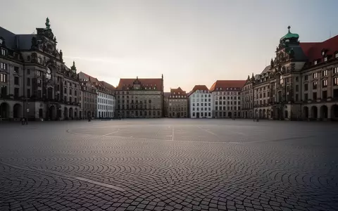 Leerer, weitläufiger Stadtplatz vor historischer Kulisse in einer deutschen Großstadt am frühen Morgen. - Foto: über boerse-global.de