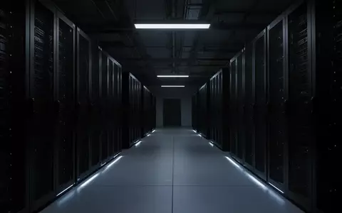 Dunkler, minimalistischer Serverraum mit unbeleuchteten Serverschränken in einer industriellen Umgebung. - Foto: über boerse-global.de