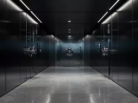 Ein minimalistischer, modern gestalteter Bankflur mit polierten Steinböden und reflektierenden Wänden in einer sterilen Atmosphäre. - Foto: über boerse-global.de