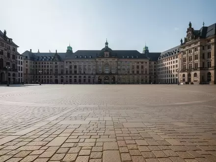 Ein leerer, weitläufiger Stadtplatz in einer deutschen Großstadt bei Tageslicht. - Foto: über boerse-global.de