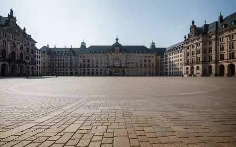 Ein leerer, weitläufiger Stadtplatz in einer deutschen Großstadt bei Tageslicht. - Foto: über boerse-global.de