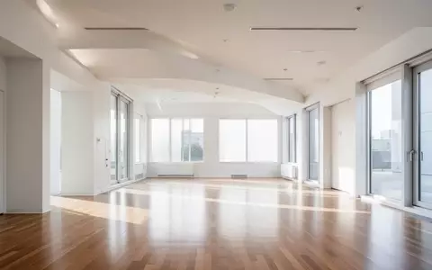 Ein heller, minimalistischer Schulungsraum mit modernem Interieur und natürlichem Lichteinfall. - Foto: über boerse-global.de