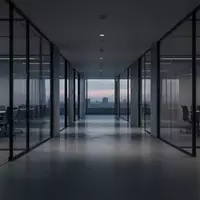 Ein modernes, leeres Bürogebäude mit Glaswänden und langen Korridoren bei Dämmerlicht, das eine Atmosphäre des Wandels und der Leere vermittelt. - Foto: über boerse-global.de