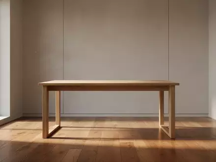 Ein minimalistischer, heller Arbeitsbereich mit einem leeren Eichenschreibtisch in einem ruhigen Raum. - Foto: über boerse-global.de