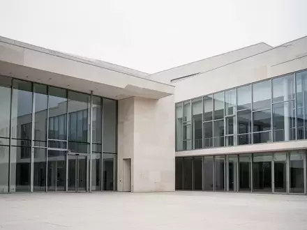 Moderne architektonische Fassade eines Regierungsgebäudes bei Tageslicht ohne Personen oder Beschriftungen. - Foto: über boerse-global.de