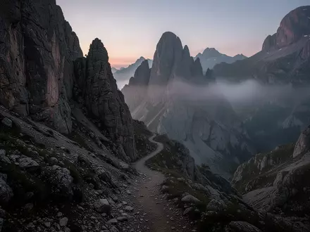 Steile, zerklüftete Felslandschaft und Bergpfad in den Alpen während der Morgendämmerung. - Foto: über boerse-global.de