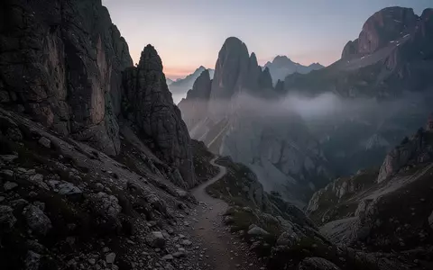 Steile, zerklĂŒftete Felslandschaft und Bergpfad in den Alpen wĂ€hrend der MorgendĂ€mmerung. - Foto: ĂŒber boerse-global.de