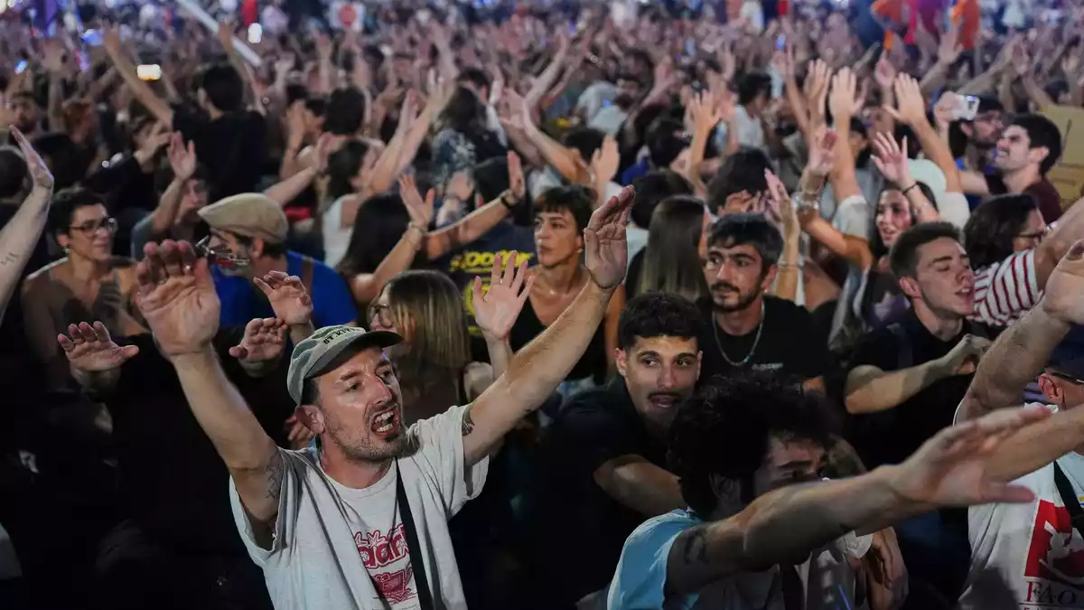 Die Behörden sprachen von 25.000 Teilnehmern, die Veranstalter von 300.000. - Bild: Manu Fernandez/AP/dpa
