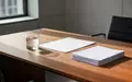 Ein minimalistischer Büroschreibtisch mit leeren Dokumenten und natürlichem Lichteinfall. - Foto: über boerse-global.de