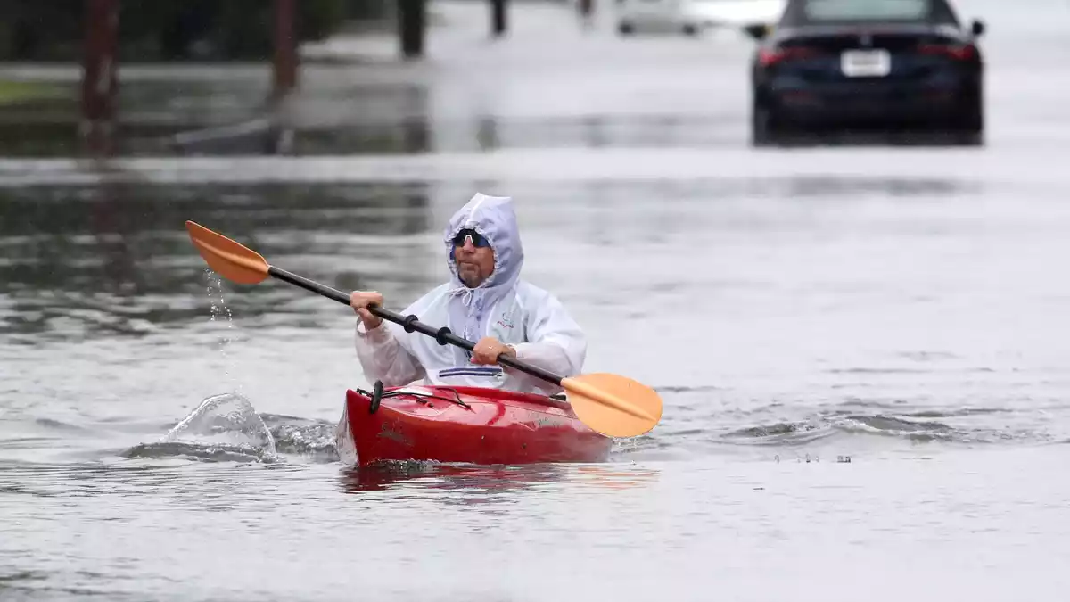 Ein Sturm an der US-Ostküste überflutet Straßen in Küstenorten.  - Bild: Noah K. Murray/AP/dpa