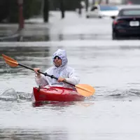 Ein Sturm an der US-Ostküste überflutet Straßen in Küstenorten.  - Foto: Noah K. Murray/AP/dpa