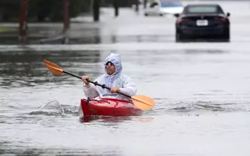 Ein Sturm an der US-Ostküste überflutet Straßen in Küstenorten.  - Foto: Noah K. Murray/AP/dpa