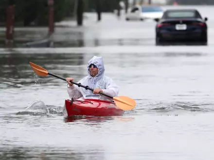 Ein Sturm an der US-Ostküste überflutet Straßen in Küstenorten. - Foto: Noah K. Murray/AP/dpa