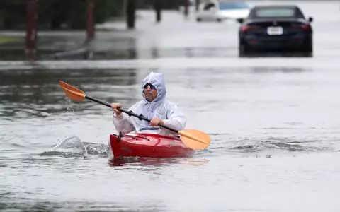 Ein Sturm an der US-Ostküste überflutet Straßen in Küstenorten.  - Foto: Noah K. Murray/AP/dpa