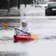 Ein Sturm an der US-Ostküste überflutet Straßen in Küstenorten.  - Bild: Noah K. Murray/AP/dpa
