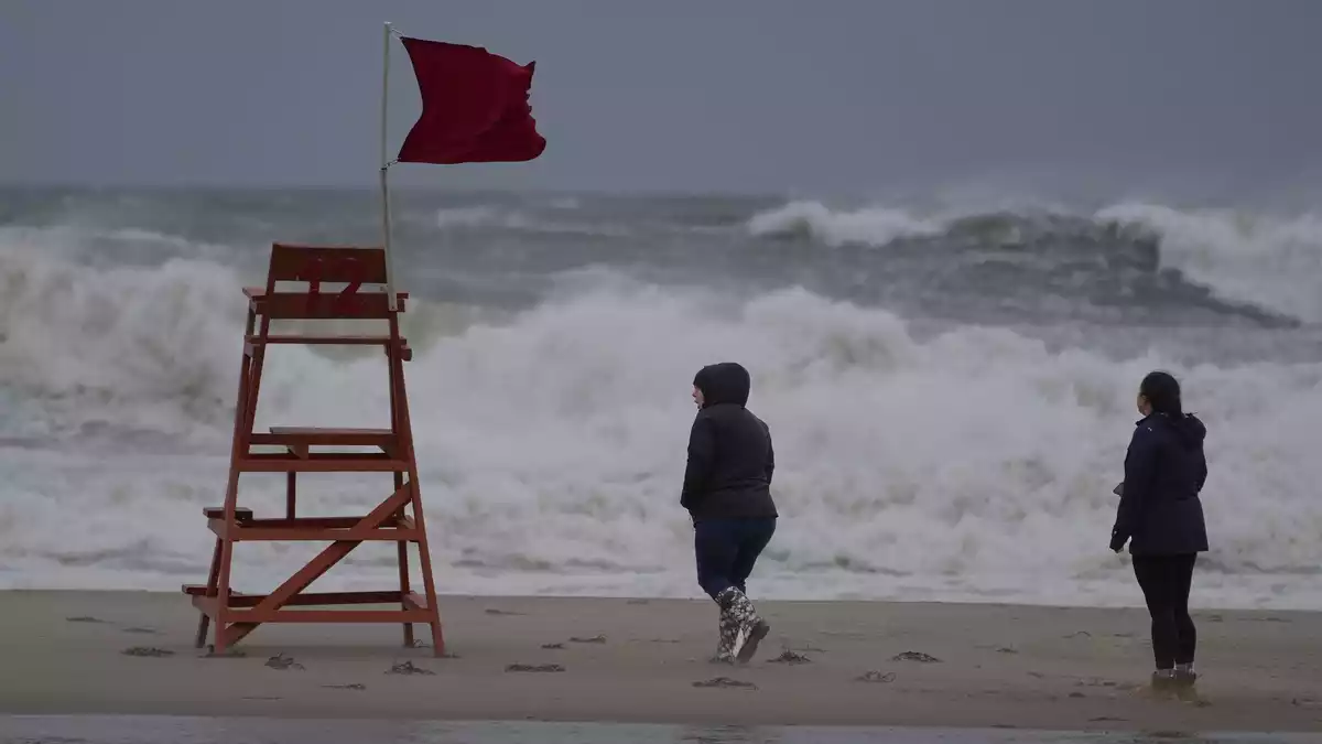 Der Sturm bringt hohe Wellen, Wind und Regen mit sich.  - Bild: Robert F. Bukaty/AP/dpa