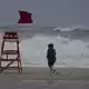Der Sturm bringt hohe Wellen, Wind und Regen mit sich.  - Bild: Robert F. Bukaty/AP/dpa