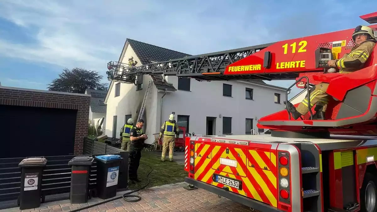 FW Lehrte: Wärmepumpe gerät in Ahlten in Brand Flammen drohen auf Wohnhaus überzugreifen - Bild: presseportal.de