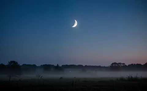 Eine ruhige nächtliche Landschaft mit einer sichtbaren Mondsichel am klaren Abendhimmel. - Foto: über boerse-global.de