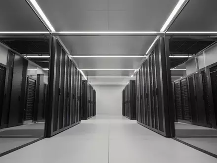 Moderne, minimalistische Architektur eines Serverraums mit geometrischen Linien und industrieller Beleuchtung. - Foto: über boerse-global.de
