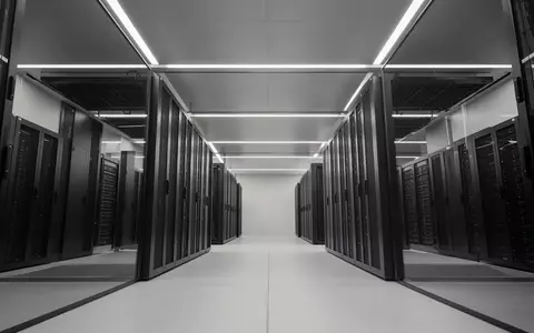 Moderne, minimalistische Architektur eines Serverraums mit geometrischen Linien und industrieller Beleuchtung. - Foto: über boerse-global.de
