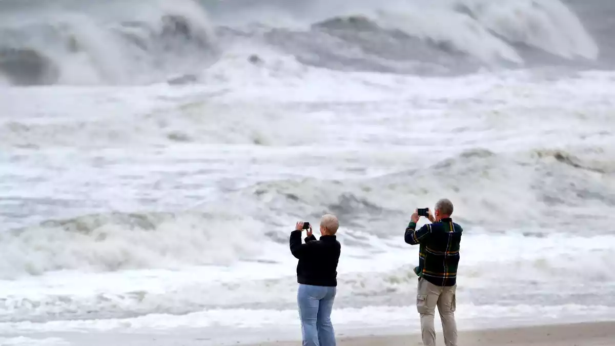 Der Sturm bringt hohe Wellen, Wind und Regen mit sich.  - Bild: Noah K. Murray/AP/dpa