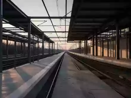 Leerer, moderner Bahnsteig bei Dämmerung mit Beton- und Stahlelementen ohne Personen oder Beschilderung. - Foto: über boerse-global.de