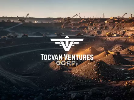 Große Tagebau-Mine bei Sonnenaufgang mit aufgeschüttetem Erzgestein in einer industriellen Landschaft. - Foto: über boerse-global.de