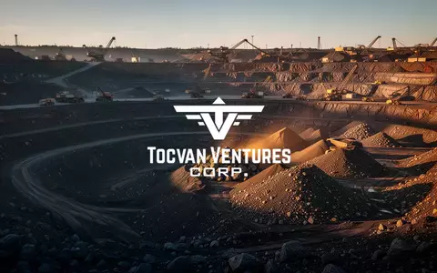 Große Tagebau-Mine bei Sonnenaufgang mit aufgeschüttetem Erzgestein in einer industriellen Landschaft. - Foto: über boerse-global.de