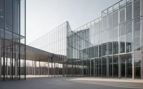 Moderne Architektur eines Bürogebäudes in München bei Tageslicht mit klaren geometrischen Strukturen. - Foto: über boerse-global.de