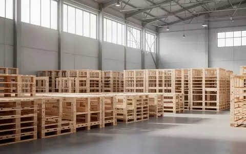 Leeres Lagerhaus mit ordentlich gestapelten Holzpaletten in hellem, natürlichem Tageslicht. - Foto: über boerse-global.de